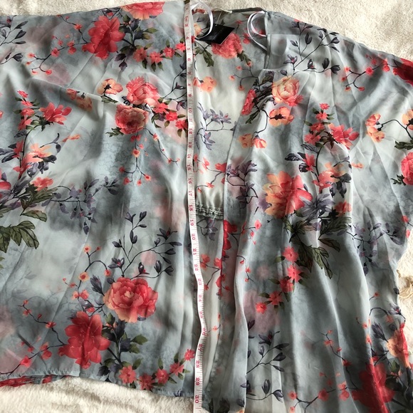NWT- light weight Blue Floral Kimono semi sheer - Picture 8 of 8